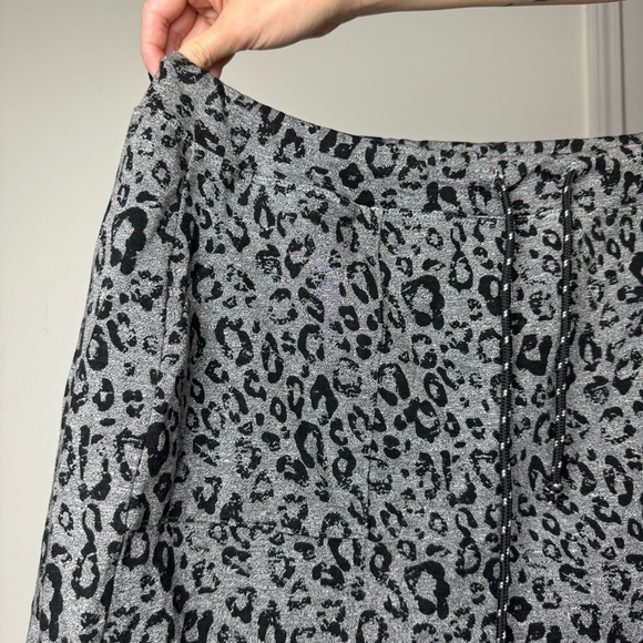 NWT Sundry Gray Cheetah Print Stretch Fabric Skirt Size 3 - Picture 2 of 4